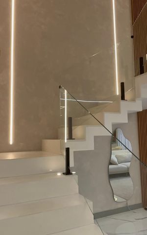 Casa de condomínio à venda com 433m², 4 quartos e 2 vagas Casa de condomínio à venda com 433m², 4 quartos e 2 vagasEscada
