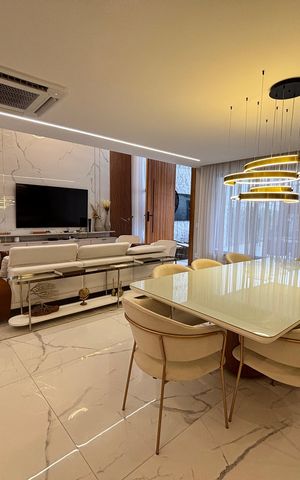 Casa de condomínio à venda com 433m², 4 quartos e 2 vagas Casa de condomínio à venda com 433m², 4 quartos e 2 vagasSala