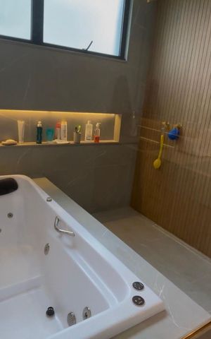Casa de condomínio à venda com 433m², 4 quartos e 2 vagas Casa de condomínio à venda com 433m², 4 quartos e 2 vagasBanheiro do Quarto 1