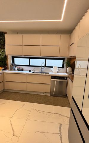 Casa de condomínio à venda com 433m², 4 quartos e 2 vagas Casa de condomínio à venda com 433m², 4 quartos e 2 vagasCozinha