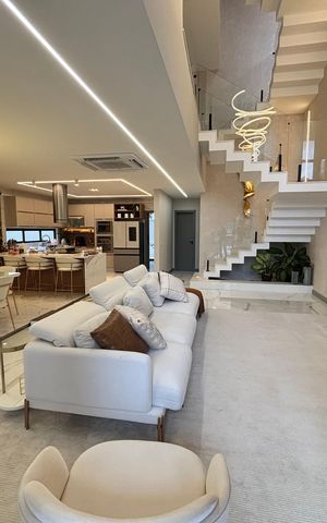 Casa de condomínio à venda com 433m², 4 quartos e 2 vagas Casa de condomínio à venda com 433m², 4 quartos e 2 vagasSala