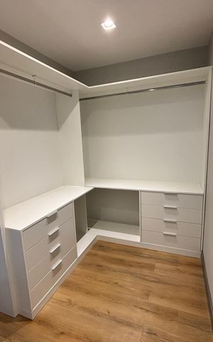 Casa de condomínio à venda com 433m², 4 quartos e 2 vagas Casa de condomínio à venda com 433m², 4 quartos e 2 vagasCloset do quarto 4