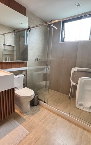 Casa de condomínio à venda com 433m², 4 quartos e 2 vagas Casa de condomínio à venda com 433m², 4 quartos e 2 vagasBanheiro do quarto 4