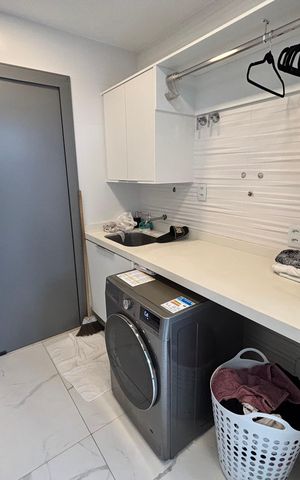 Casa de condomínio à venda com 433m², 4 quartos e 2 vagas Casa de condomínio à venda com 433m², 4 quartos e 2 vagasÁrea de Serviço