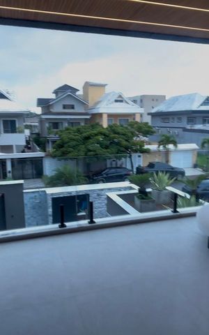 Casa de condomínio à venda com 433m², 4 quartos e 2 vagas Casa de condomínio à venda com 433m², 4 quartos e 2 vagasVaranda do quarto 1