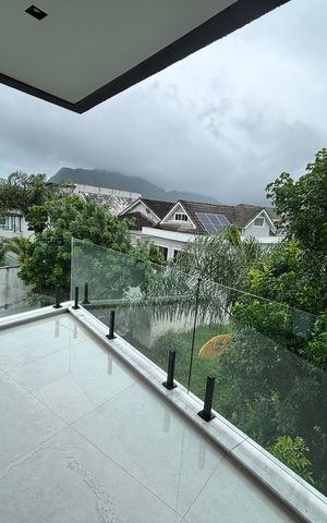 Casa de condomínio à venda com 433m², 4 quartos e 2 vagas Casa de condomínio à venda com 433m², 4 quartos e 2 vagasVaranda