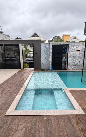 Casa de condomínio à venda com 433m², 4 quartos e 2 vagas Casa de condomínio à venda com 433m², 4 quartos e 2 vagasÁrea externa