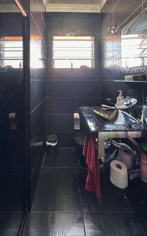 Casa à venda com 138m², 2 quartos e 2 vagas Casa à venda com 138m², 2 quartos e 2 vagasBanheiro Social