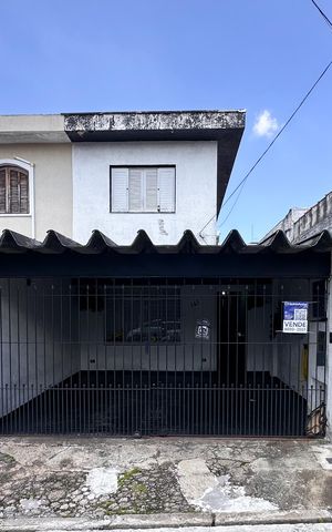 Casa à venda com 138m², 2 quartos e 2 vagas Casa à venda com 138m², 2 quartos e 2 vagasFachada