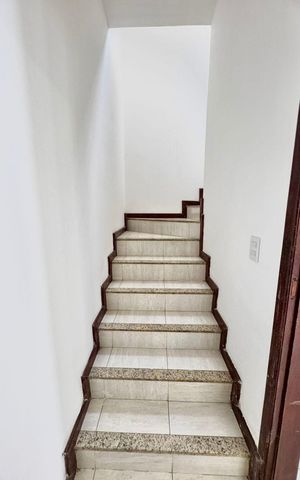 Casa de condomínio à venda com 120m², 4 quartos e 2 vagas Casa de condomínio à venda com 120m², 4 quartos e 2 vagasEscada