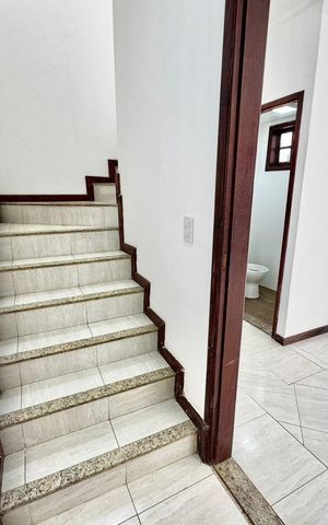 Casa de condomínio à venda com 120m², 4 quartos e 2 vagas Casa de condomínio à venda com 120m², 4 quartos e 2 vagasEscada
