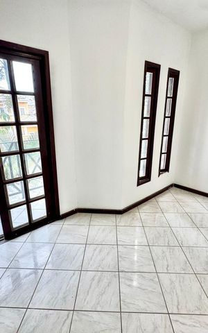 Casa de condomínio à venda com 120m², 4 quartos e 2 vagas Casa de condomínio à venda com 120m², 4 quartos e 2 vagasSala