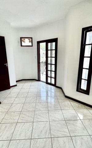 Casa de condomínio à venda com 120m², 4 quartos e 2 vagas Casa de condomínio à venda com 120m², 4 quartos e 2 vagasSala