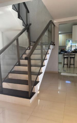 Casa de condomínio para alugar com 400m², 3 quartos e 2 vagasEscada