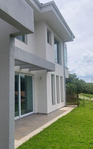 Casa de condomínio à venda com 323m², 4 quartos e 6 vagas Casa de condomínio à venda com 323m², 4 quartos e 6 vagasÁrea externa