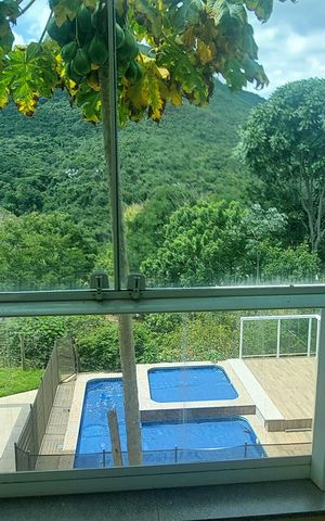 Casa de condomínio à venda com 323m², 4 quartos e 6 vagas Casa de condomínio à venda com 323m², 4 quartos e 6 vagasVaranda