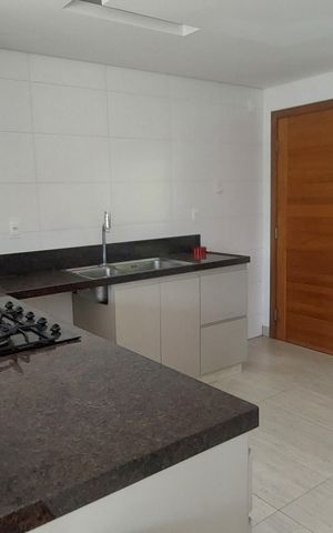 Casa de condomínio à venda com 323m², 4 quartos e 6 vagas Casa de condomínio à venda com 323m², 4 quartos e 6 vagasCozinha