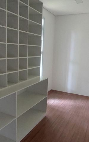 Casa de condomínio à venda com 323m², 4 quartos e 6 vagas Casa de condomínio à venda com 323m², 4 quartos e 6 vagasQuarto