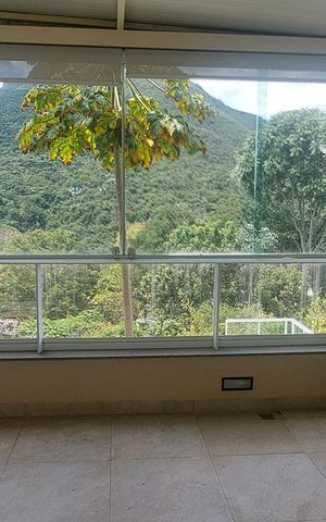 Casa de condomínio à venda com 323m², 4 quartos e 6 vagas Casa de condomínio à venda com 323m², 4 quartos e 6 vagasVaranda