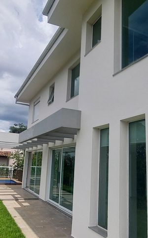 Casa de condomínio à venda com 323m², 4 quartos e 6 vagas Casa de condomínio à venda com 323m², 4 quartos e 6 vagasÁrea externa