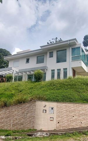 Casa de condomínio à venda com 323m², 4 quartos e 6 vagas Casa de condomínio à venda com 323m², 4 quartos e 6 vagasÁrea externa