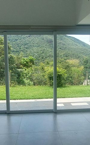 Casa de condomínio à venda com 323m², 4 quartos e 6 vagas Casa de condomínio à venda com 323m², 4 quartos e 6 vagasSala