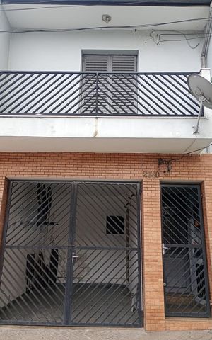 Casa à venda com 60m², 3 quartos e 1 vaga Casa à venda com 60m², 3 quartos e 1 vagaFachada