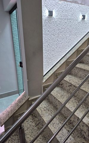 Casa à venda com 127m², 3 quartos e 2 vagas Casa à venda com 127m², 3 quartos e 2 vagasEscada
