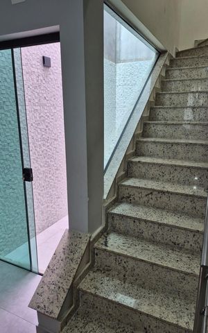 Casa à venda com 127m², 3 quartos e 2 vagas Casa à venda com 127m², 3 quartos e 2 vagasEscada
