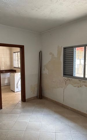 Casa à venda com 238m², 2 quartos e 2 vagas Casa à venda com 238m², 2 quartos e 2 vagasEdícula - Quarto