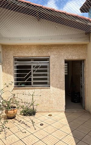 Casa à venda com 238m², 2 quartos e 2 vagas Casa à venda com 238m², 2 quartos e 2 vagasQuintal