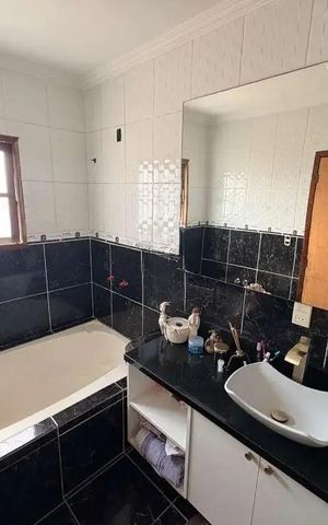 Casa à venda com 200m², 3 quartos e 5 vagas Casa à venda com 200m², 3 quartos e 5 vagasBanheiro 4