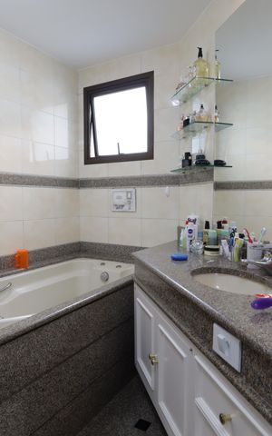 Apartamento à venda com 246m², 4 quartos e 4 vagasBanheiro da Suíte 1