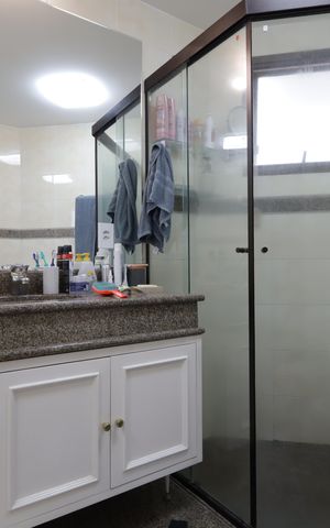 Apartamento à venda com 246m², 4 quartos e 4 vagasBanheiro da Suíte 1