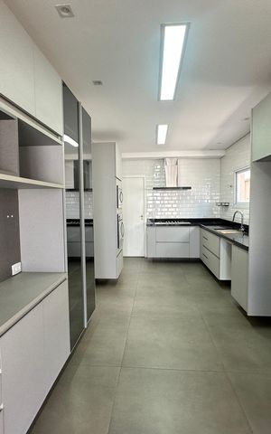Casa de condomínio à venda com 565m², 4 quartos e 3 vagasCozinha