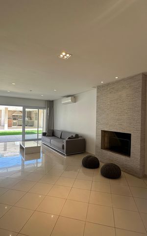 Casa de condomínio à venda com 565m², 4 quartos e 3 vagasSala
