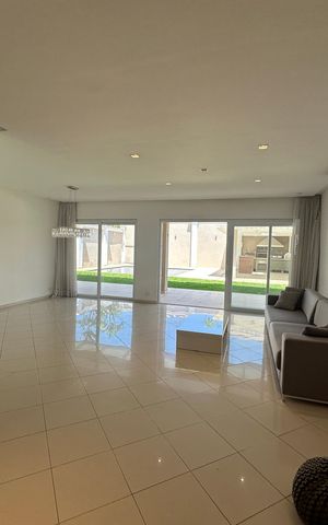 Casa de condomínio à venda com 565m², 4 quartos e 3 vagasSala
