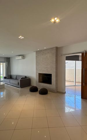 Casa de condomínio à venda com 565m², 4 quartos e 3 vagasSala