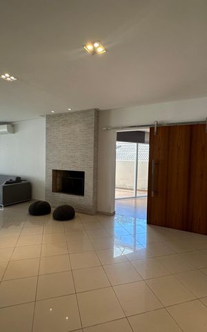 Casa de condomínio à venda com 565m², 4 quartos e 3 vagasSala