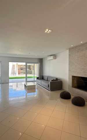 Casa de condomínio à venda com 565m², 4 quartos e 3 vagasSala