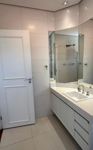 Casa de condomínio à venda com 565m², 4 quartos e 3 vagasBanheiro da Suíte 2