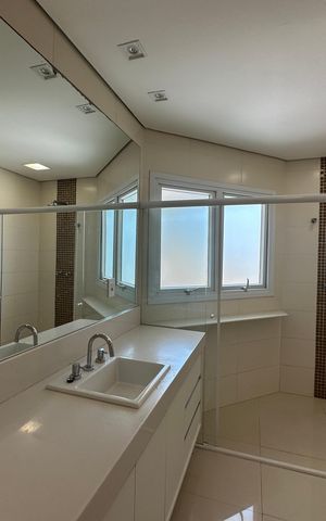 Casa de condomínio à venda com 565m², 4 quartos e 3 vagasBanheiro da Suíte 1