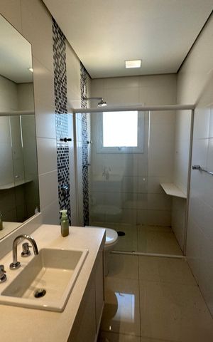 Casa de condomínio à venda com 565m², 4 quartos e 3 vagasBanheiro da Suíte 4