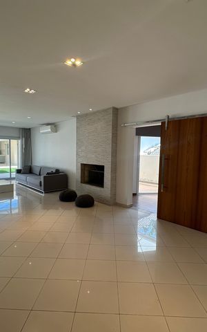 Casa de condomínio à venda com 565m², 4 quartos e 3 vagasSala