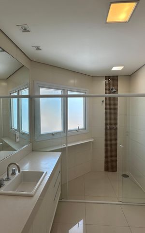 Casa de condomínio à venda com 565m², 4 quartos e 3 vagasBanheiro da Suíte 1