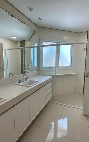Casa de condomínio à venda com 565m², 4 quartos e 3 vagasBanheiro da Suíte 1