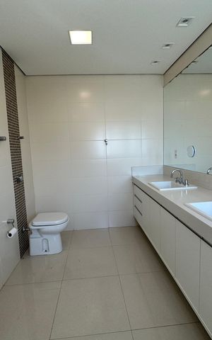 Casa de condomínio à venda com 565m², 4 quartos e 3 vagasBanheiro da Suíte 1
