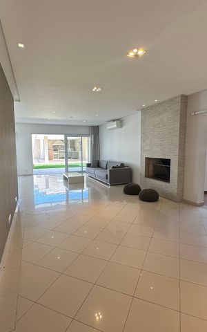 Casa de condomínio à venda com 565m², 4 quartos e 3 vagasSala
