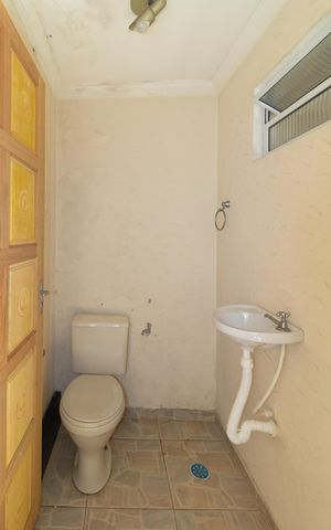 Casa à venda com 246m², 4 quartos e 2 vagas Casa à venda com 246m², 4 quartos e 2 vagasBanheiro de serviço