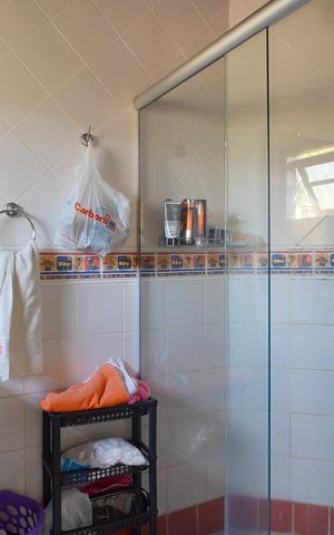 Casa à venda com 389m², 4 quartos e 3 vagasBanheiro suíte 4